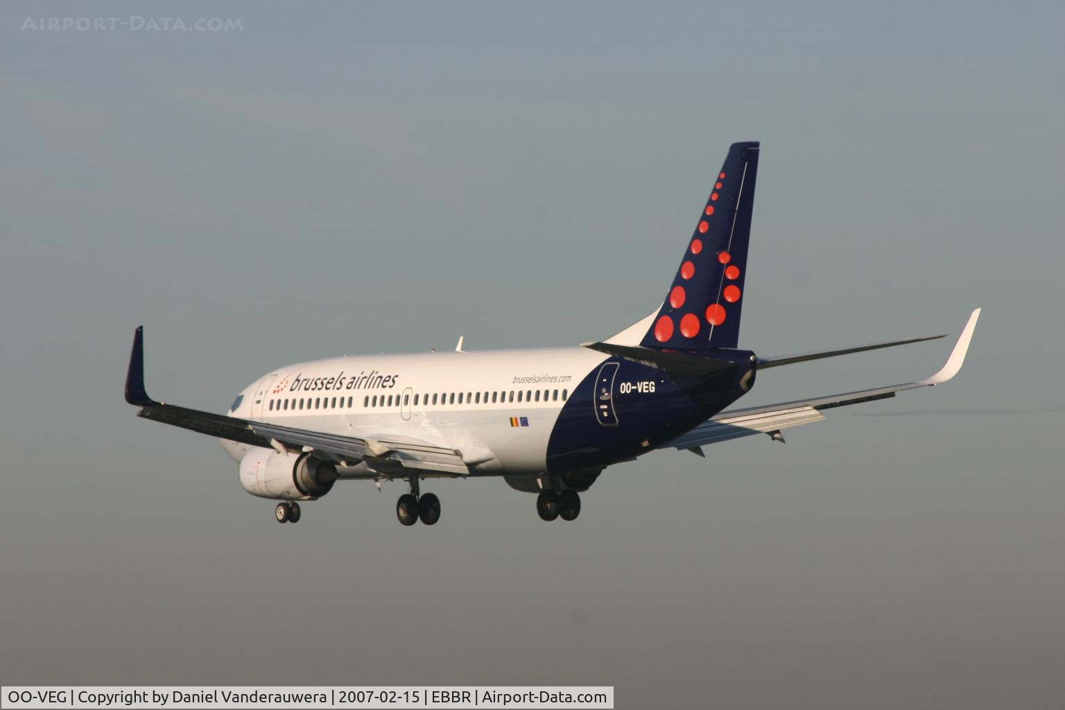 OO-VEG, 1998 Boeing 737-36N C/N 28568, shortly to land on rwy 25L