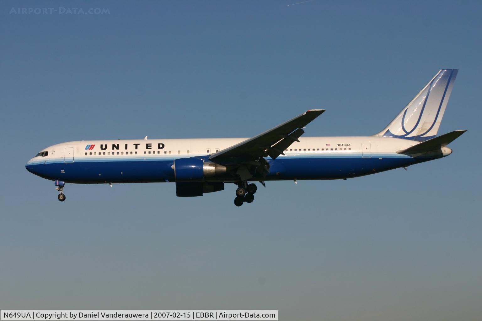 N649UA, 1992 Boeing 767-322 C/N 25286, descending to rwy 25L