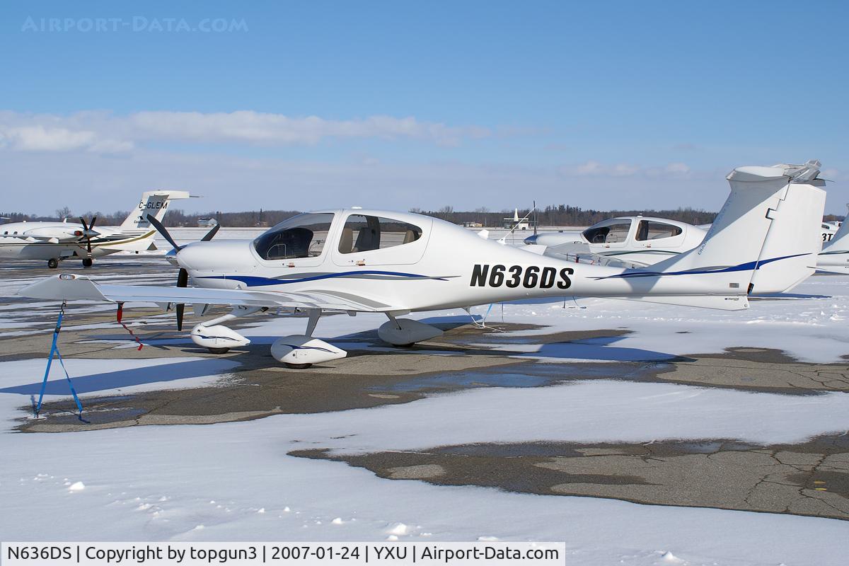 N636DS, Diamond DA-40 XL Diamond Star C/N 40.736, Parked in front of Diamond Flight Centre