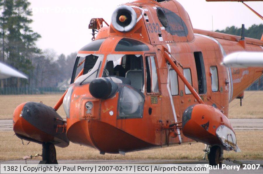 1382, Sikorsky HH-52A Sea Guard C/N 62.063, Better view of the nose. Under the radar, she carries the moniker 
