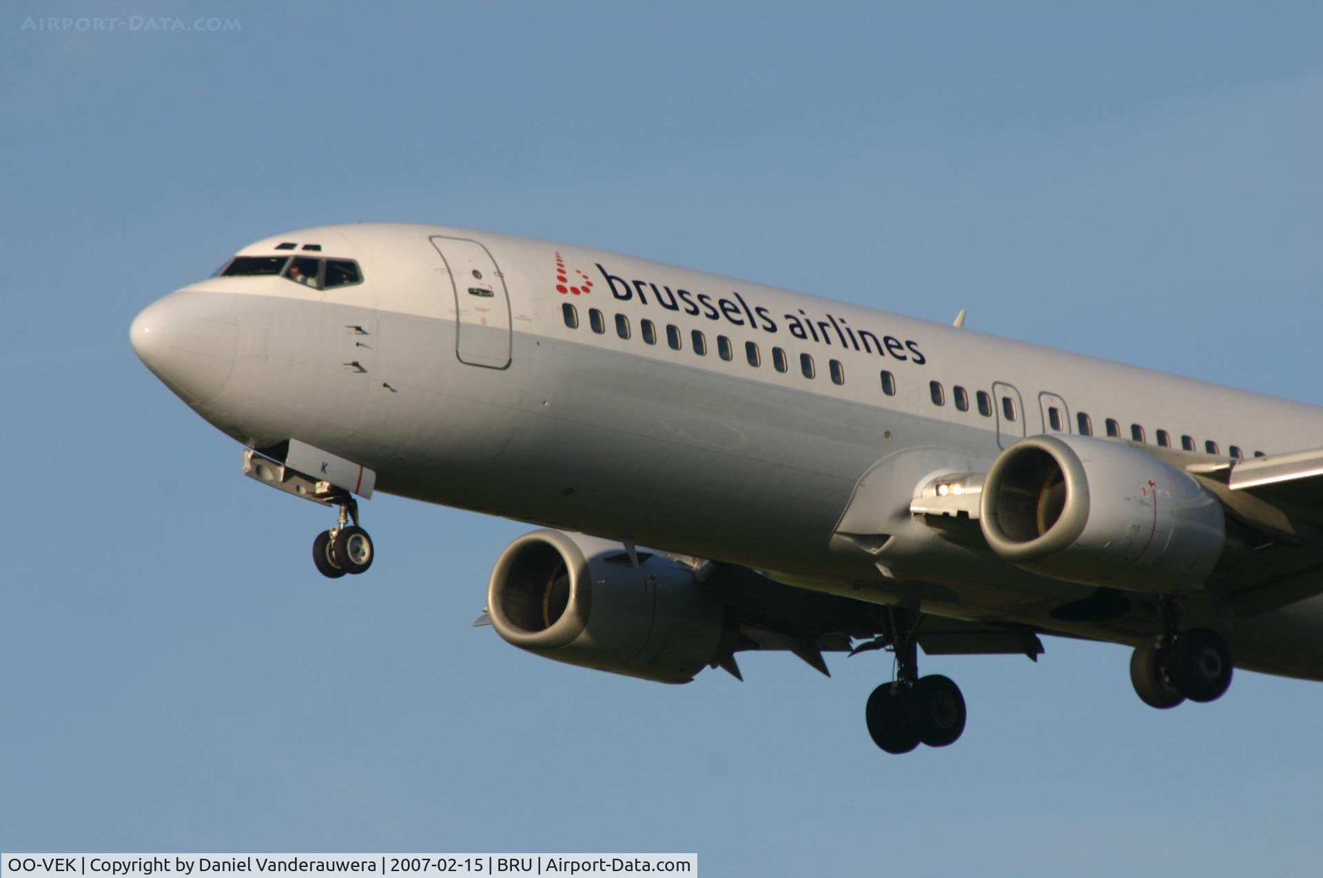 OO-VEK, 1989 Boeing 737-405 C/N 24270, flight TV835 is descending to rwy 25L