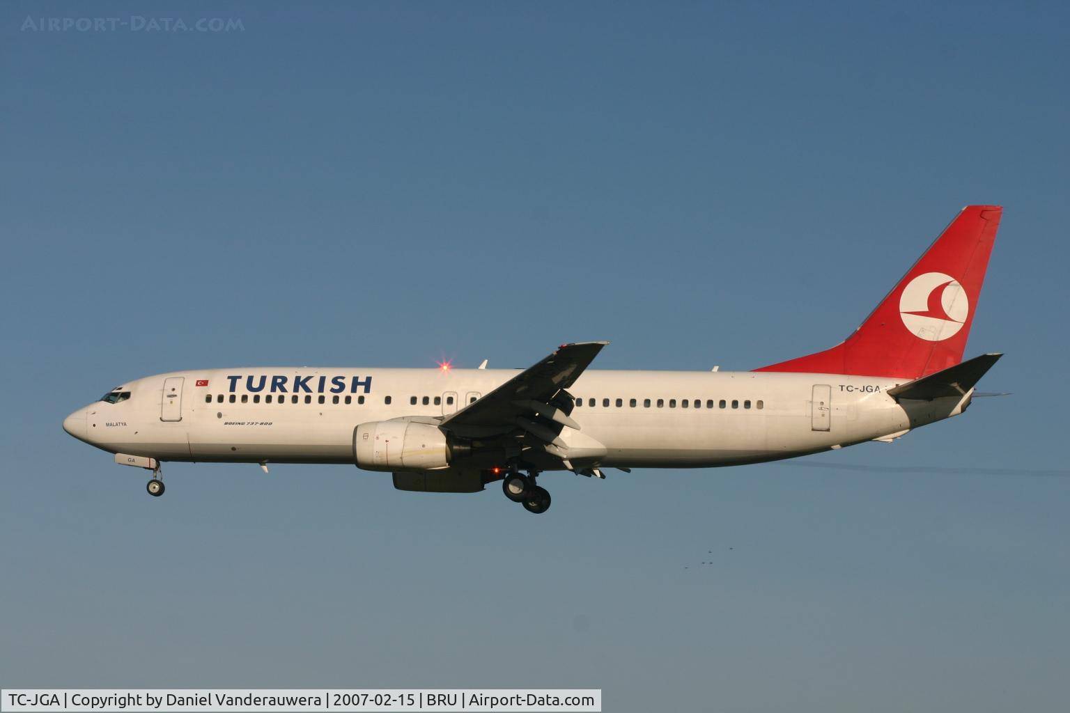 TC-JGA, 2000 Boeing 737-8F2 C/N 29785, MALATYA is descending to rwy 25L