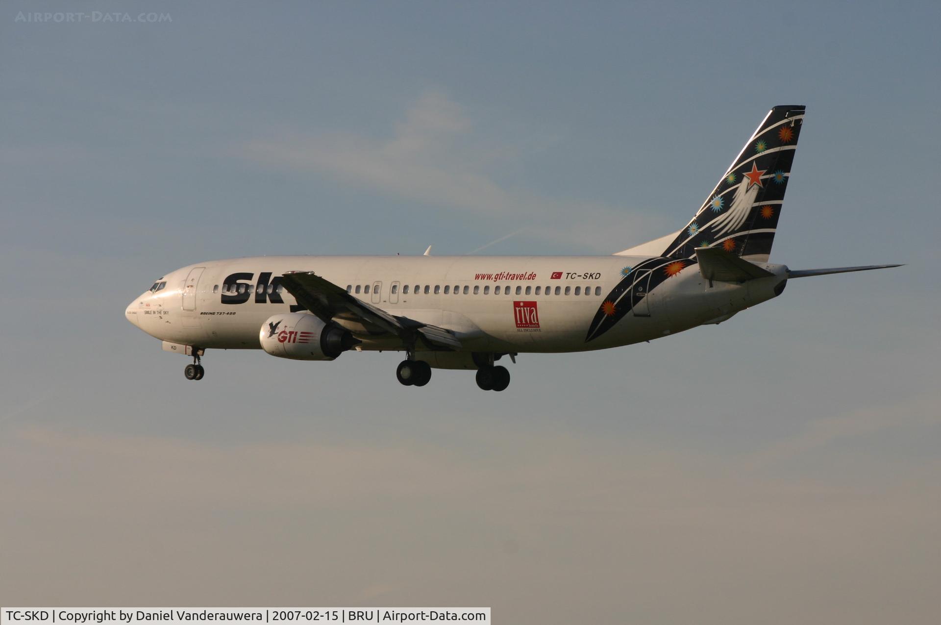 TC-SKD, 1992 Boeing 737-4Q8 C/N 25372, descending to rwy 25L