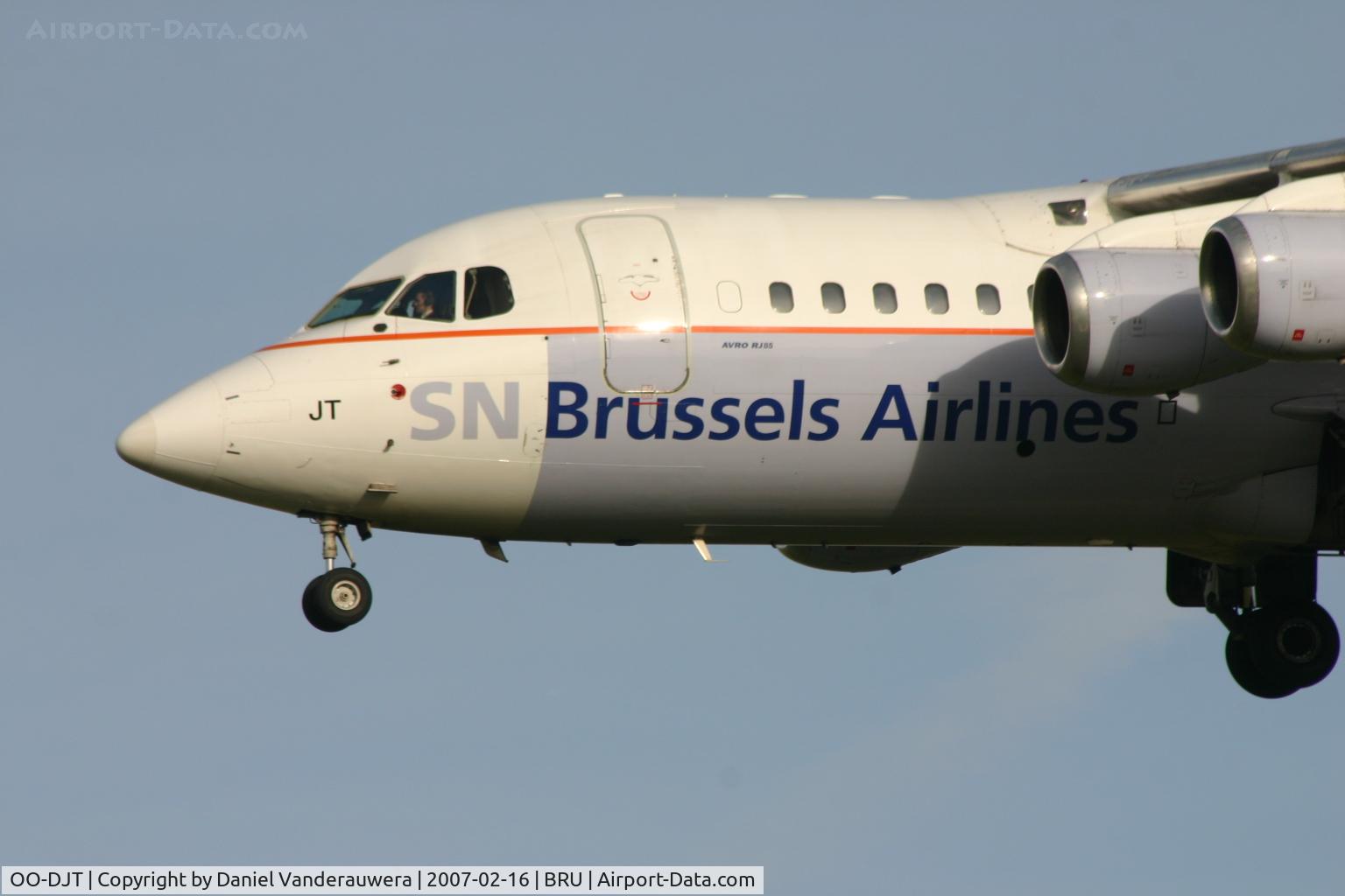 OO-DJT, 1996 British Aerospace Avro 146-RJ85 C/N E.2294, descending to rwy 25L