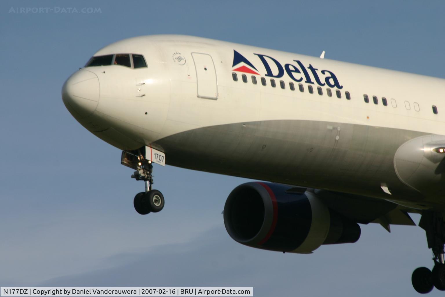 N177DZ, 1999 Boeing 767-332 C/N 29698, close-up of N177DZ - flight DL140