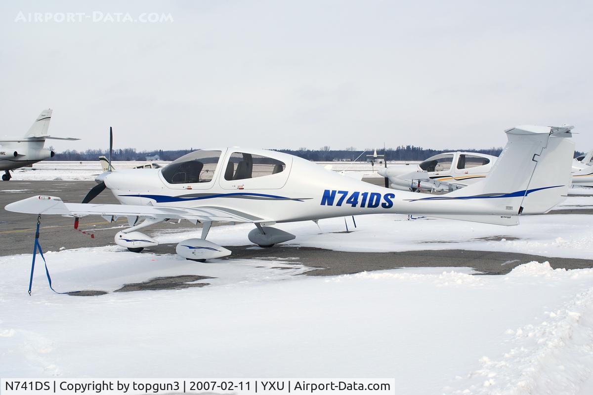 N741DS, 2006 Diamond DA-40 Diamond Star C/N 40.741, Parked in front of Diamond Flight Centre
