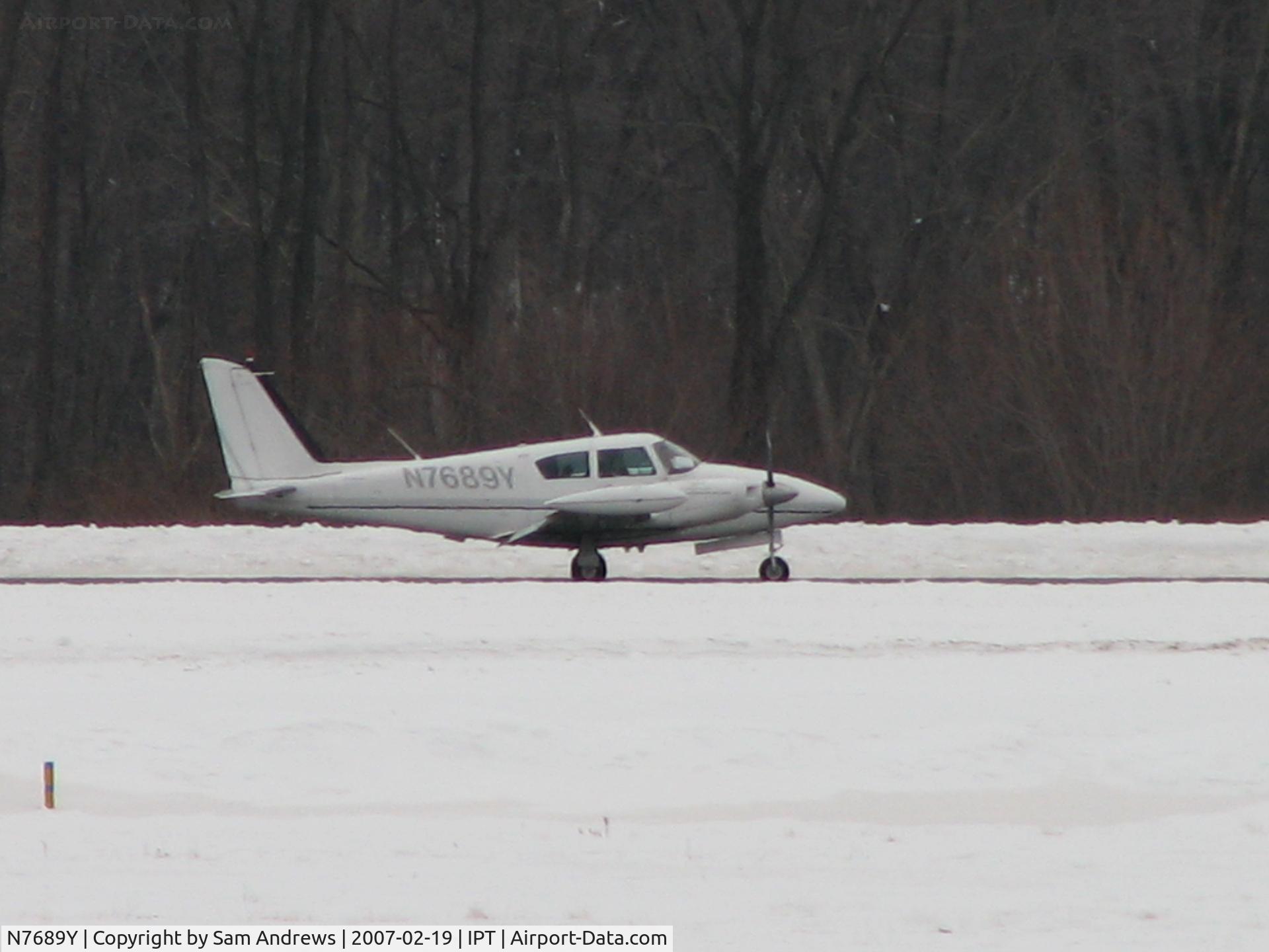N7689Y, 1965 Piper PA-30 Twin Comanche C/N 30-769, Taxiing in.
