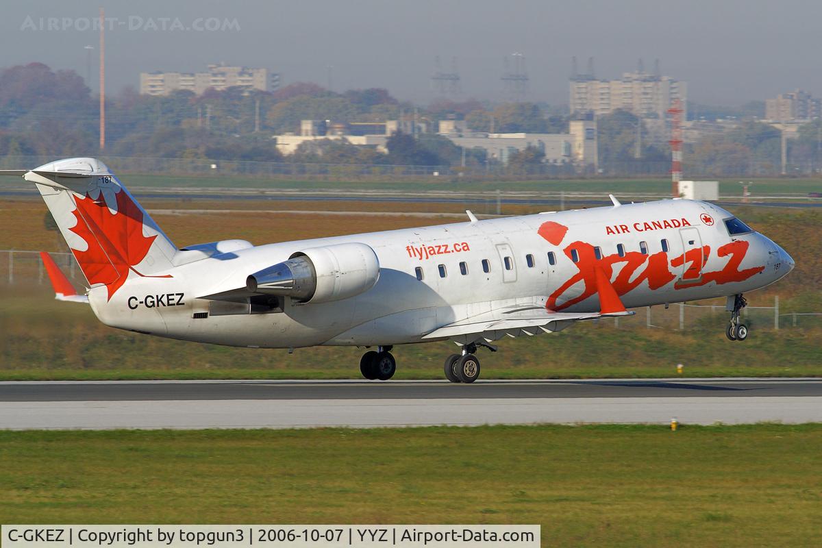 C-GKEZ, 1999 Bombardier CRJ-200ER (CL-600-2B19) C/N 7327, Departing via RWY33L.