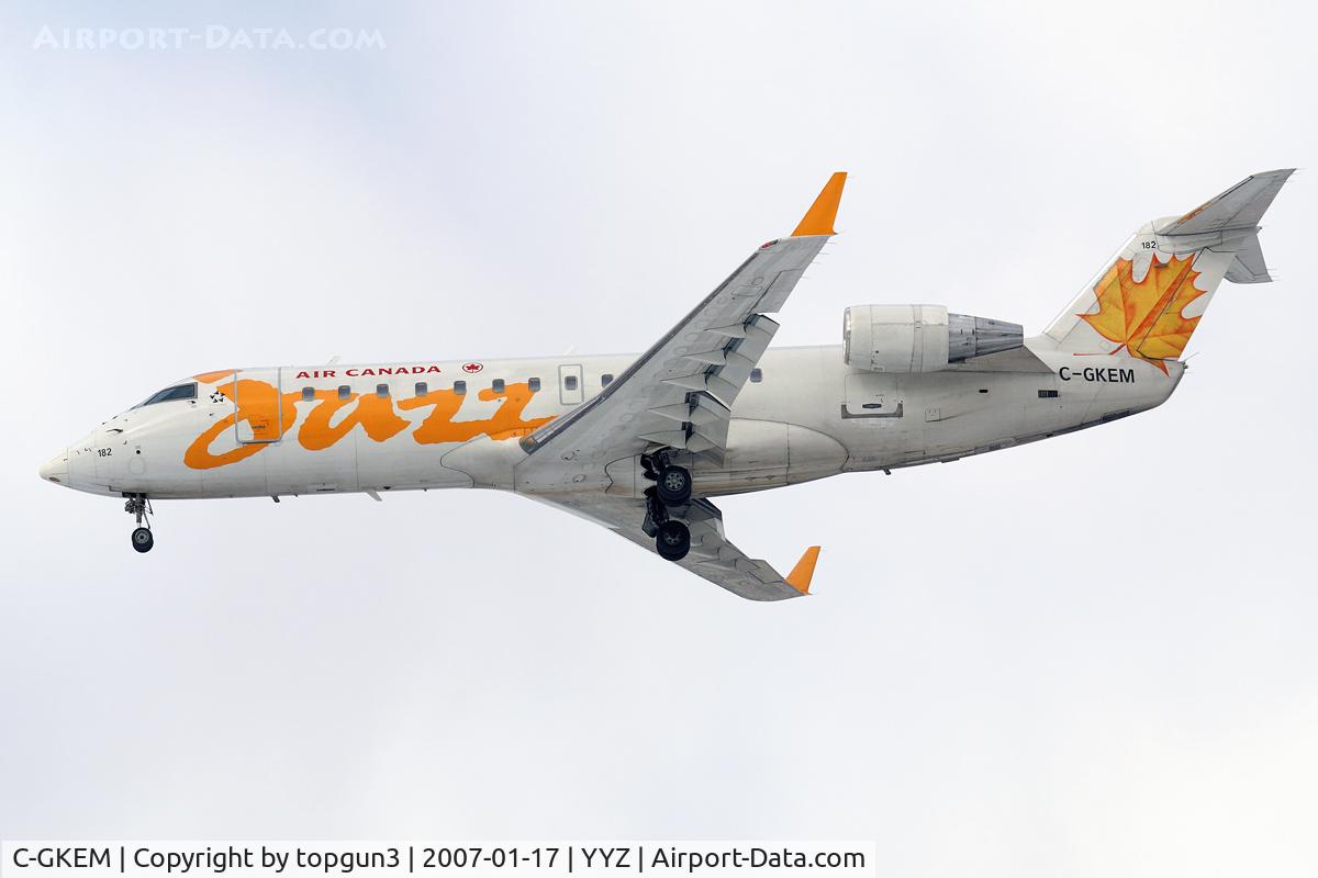 C-GKEM, 1998 Bombardier CRJ-200ER (CL-600-2B19) C/N 7277, Short final for RWY24R.