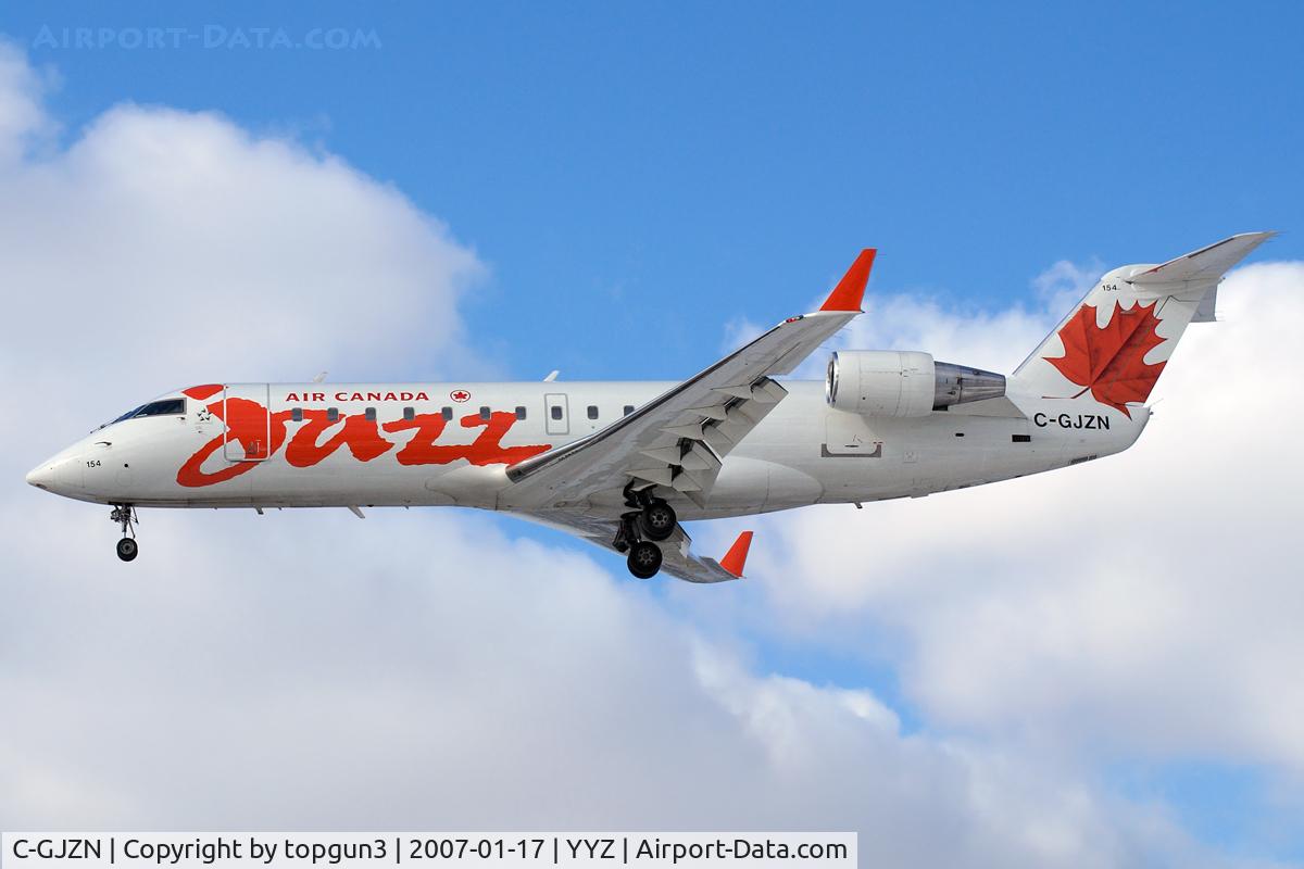 C-GJZN, 2001 Bombardier CRJ-200ER (CL-600-2B19) C/N 7520, Short final for RWY23.