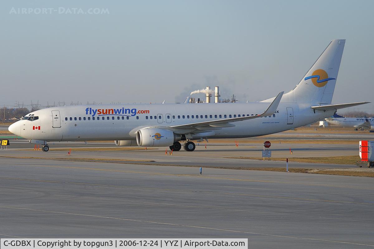 C-GDBX, 2003 Boeing 737-8Q8 C/N 33699, Taxiing to infield terminal