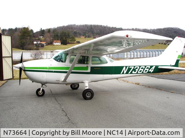 N73664, 1976 Cessna 172N C/N 17267600, parked in front of hangar