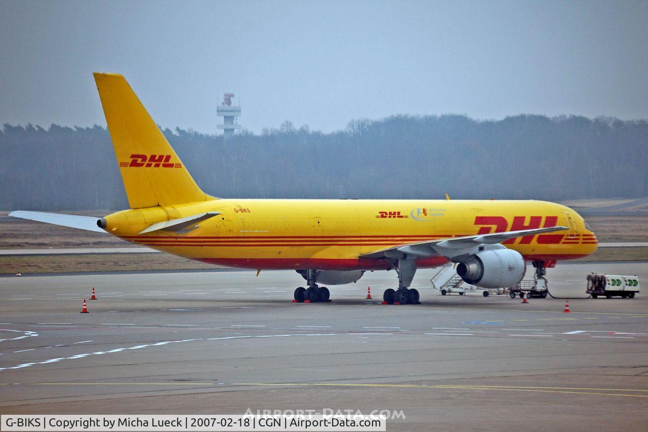 G-BIKS, 1985 Boeing 757-236/SF C/N 22190, On the cargo apron that foggy morning
