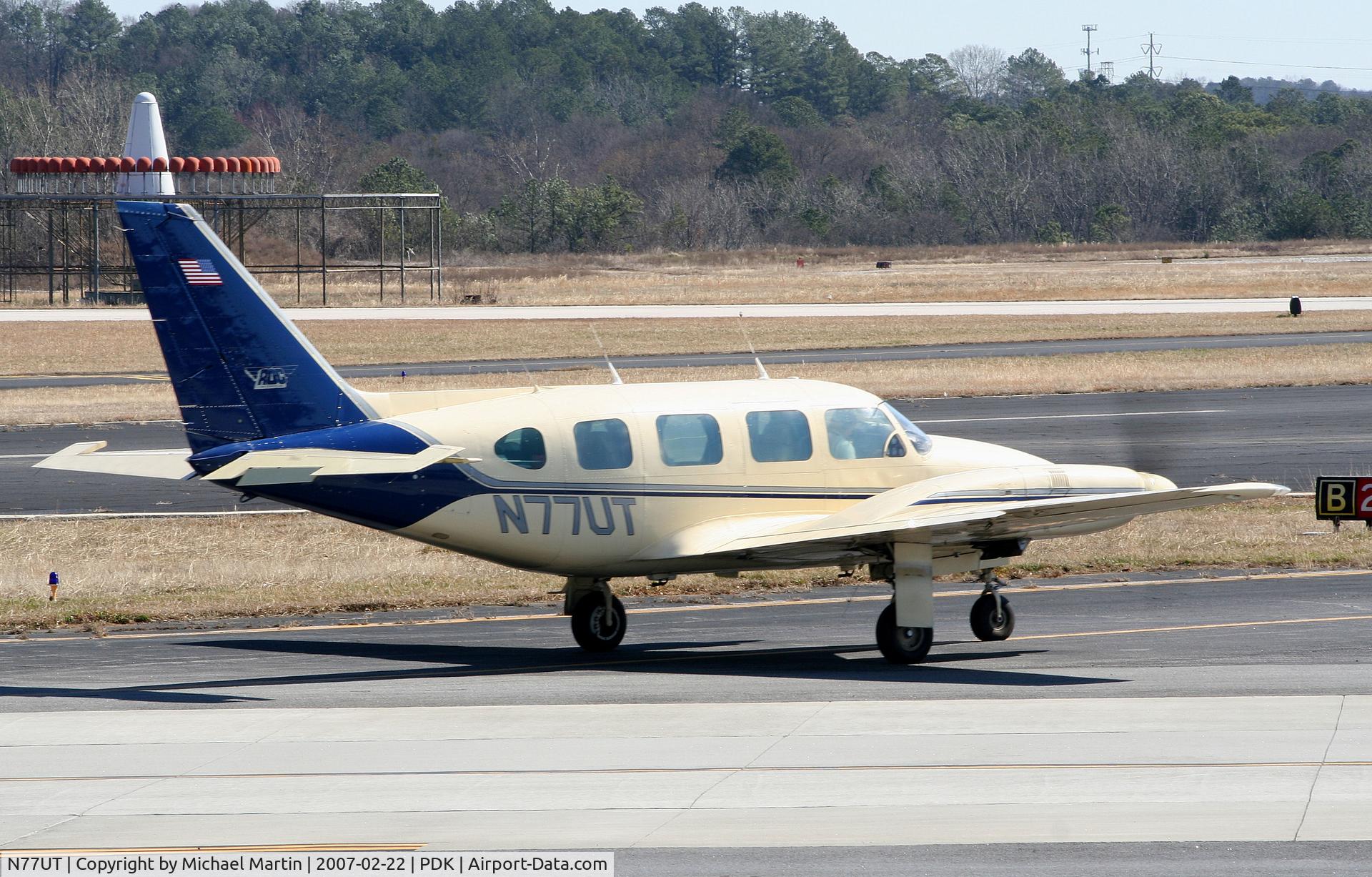 N77UT, 1975 Piper PA-31-310 Navajo C/N 31-7512036, Taxing to Runway 34