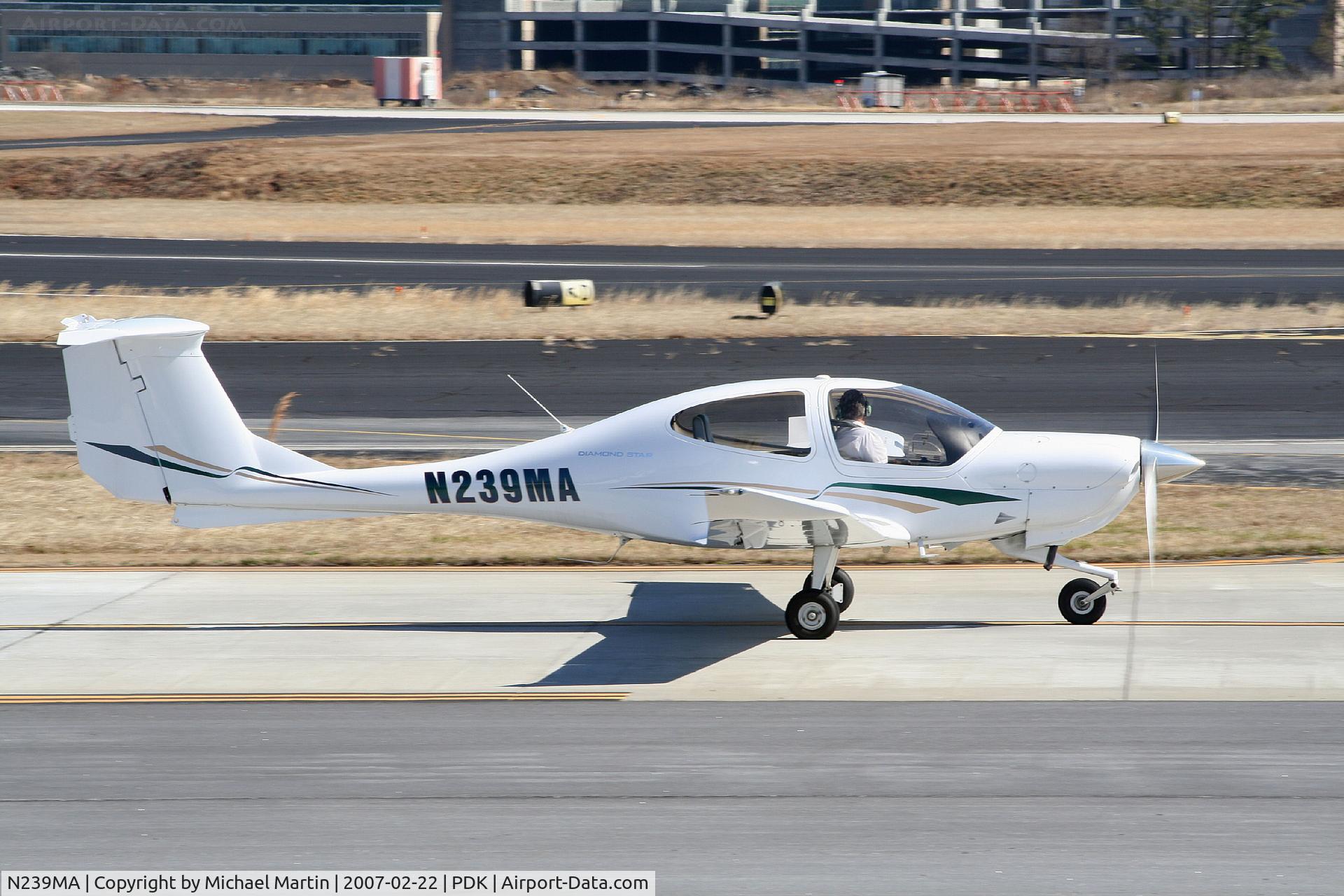 N239MA, 2005 Diamond DA-40 Diamond Star C/N 40.512, Taxing to Runway 34
