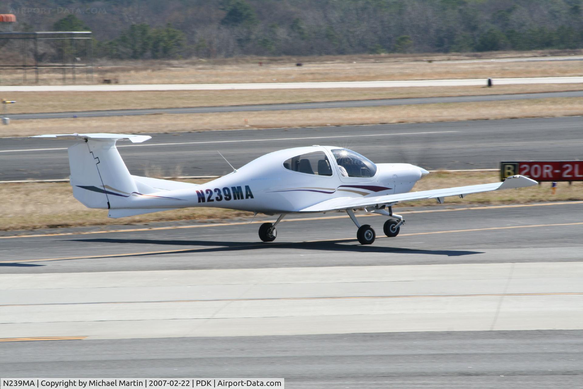N239MA, 2005 Diamond DA-40 Diamond Star C/N 40.512, Taxing to Runway 34