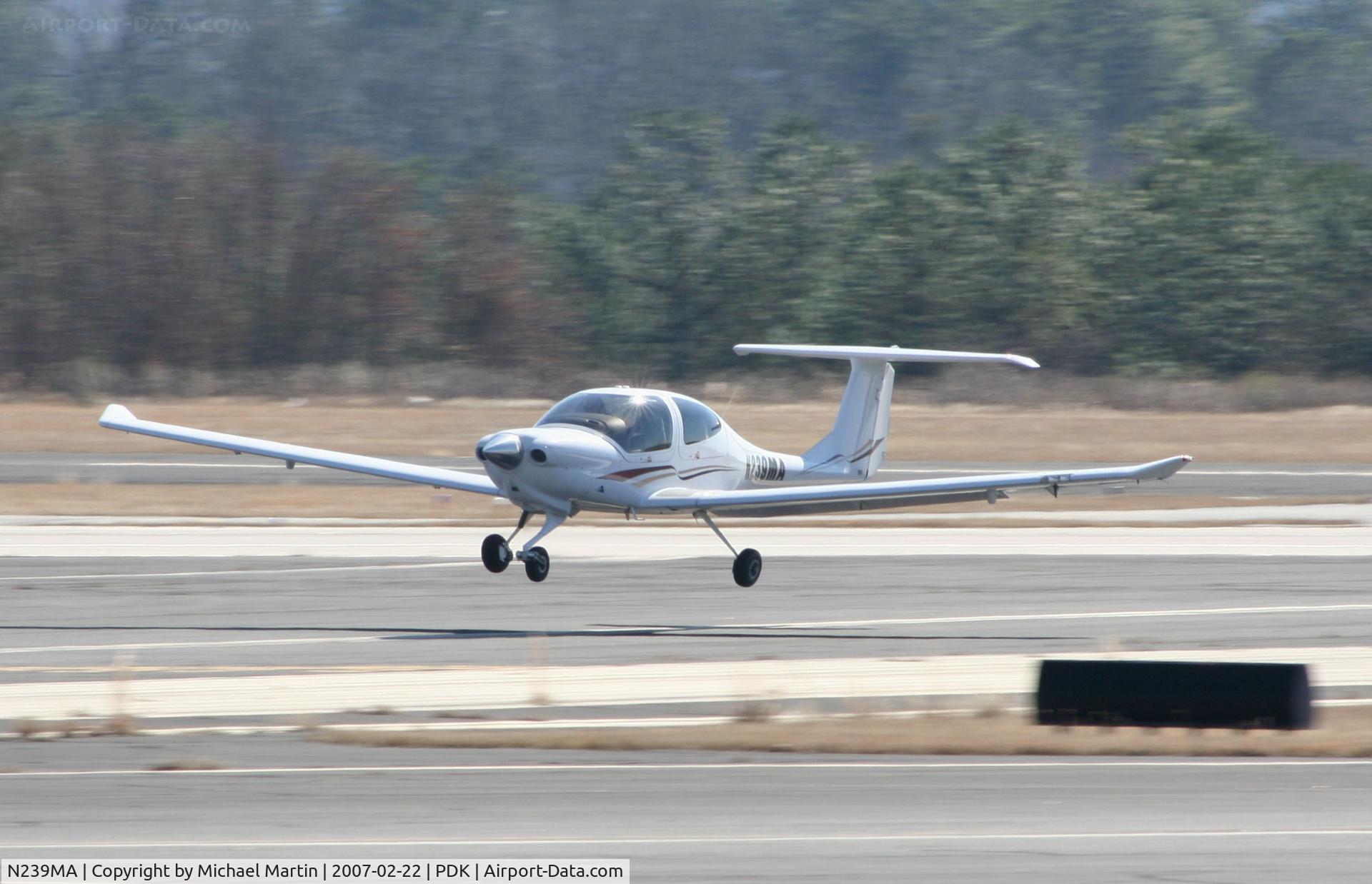 N239MA, 2005 Diamond DA-40 Diamond Star C/N 40.512, Taking off from Runway 34