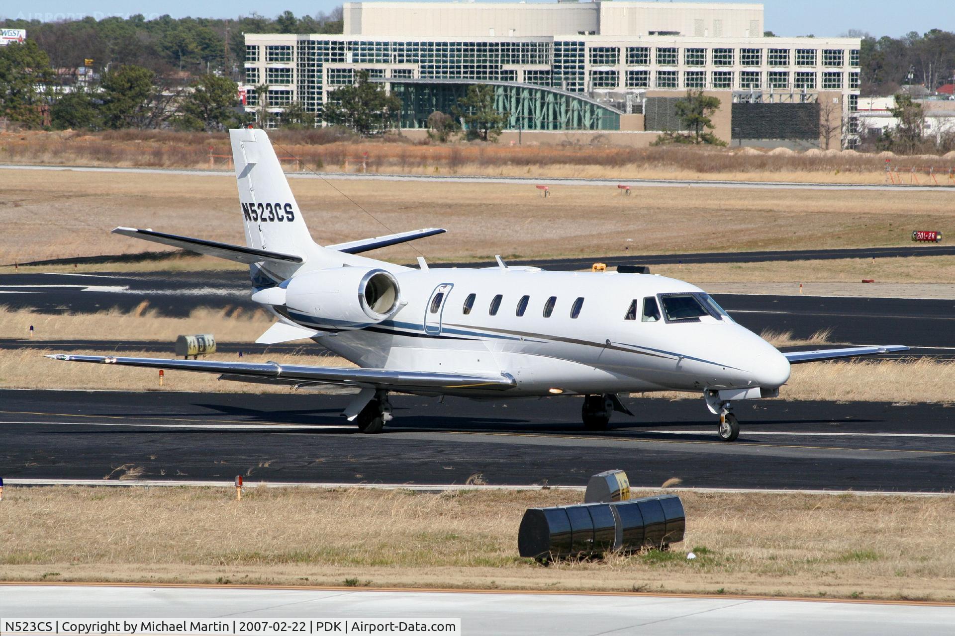 N523CS, 2004 Cessna 560XLS Citation Excel C/N 560-5507, Taxing to Runway 2R