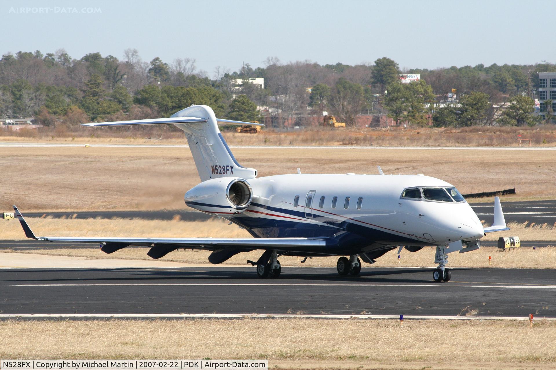 N528FX, 2006 Bombardier Challenger 300 (BD-100-1A10) C/N 20125, Taxing to Runway 2R