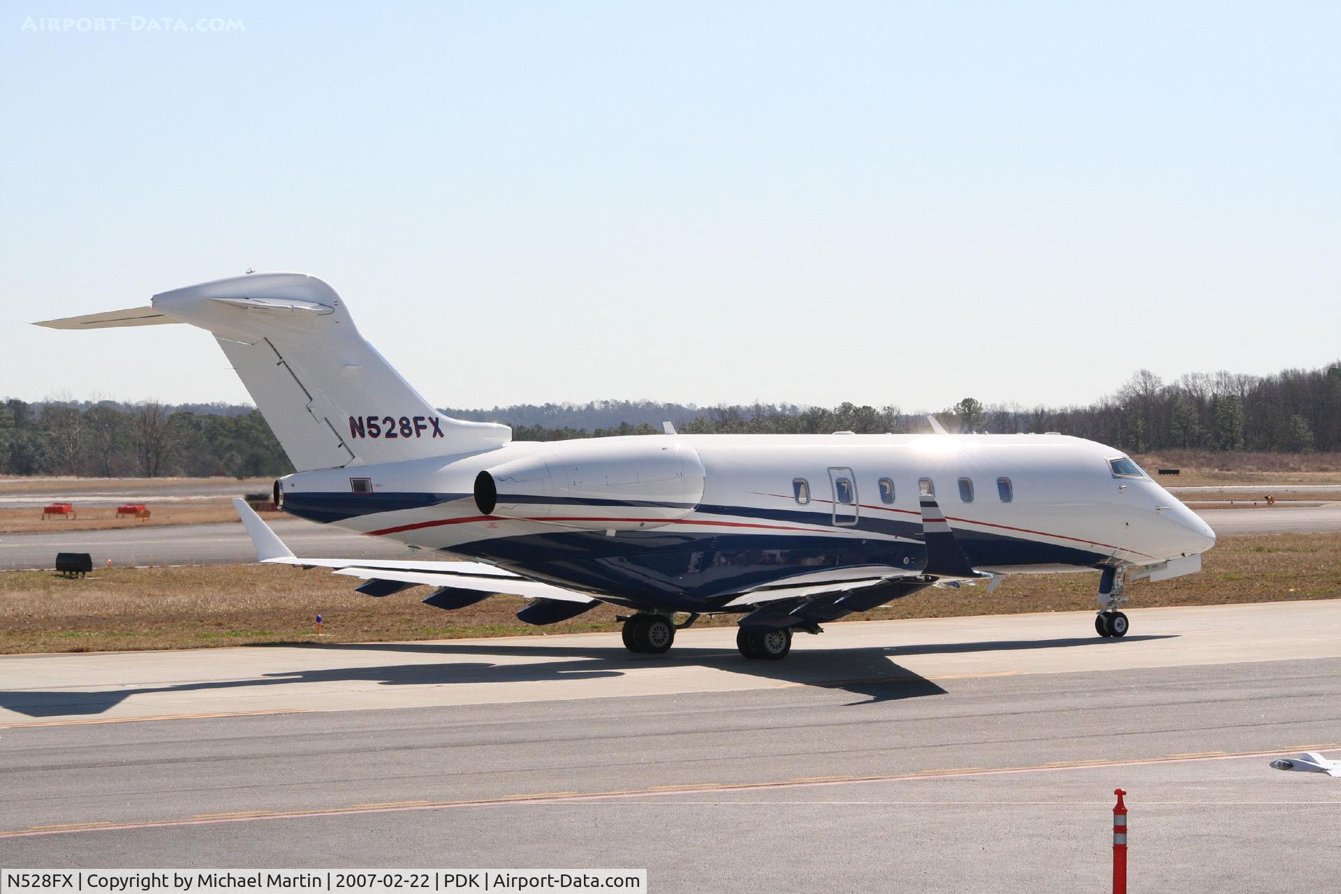 N528FX, 2006 Bombardier Challenger 300 (BD-100-1A10) C/N 20125, Taxing to Runway 2R