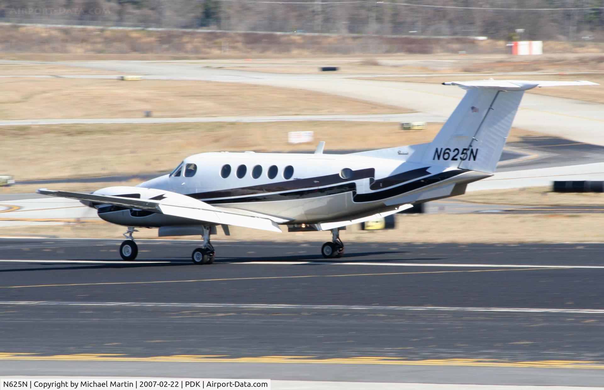 N625N, 1990 Beech B200 King Air King Air C/N BB-1394, Landing Runway 34