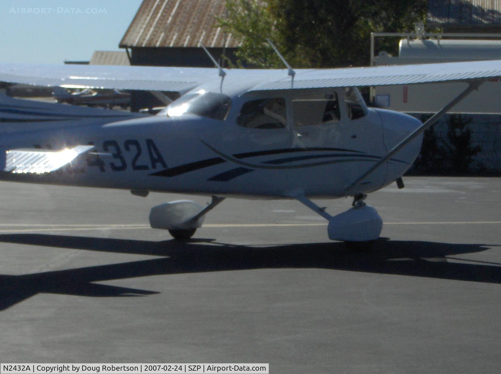 N2432A, 2006 Cessna 172S C/N 172S10147, 2006 Cessna 172S SKYHAWK SP, Lycoming IO-360-L2A 180 Hp, refueling