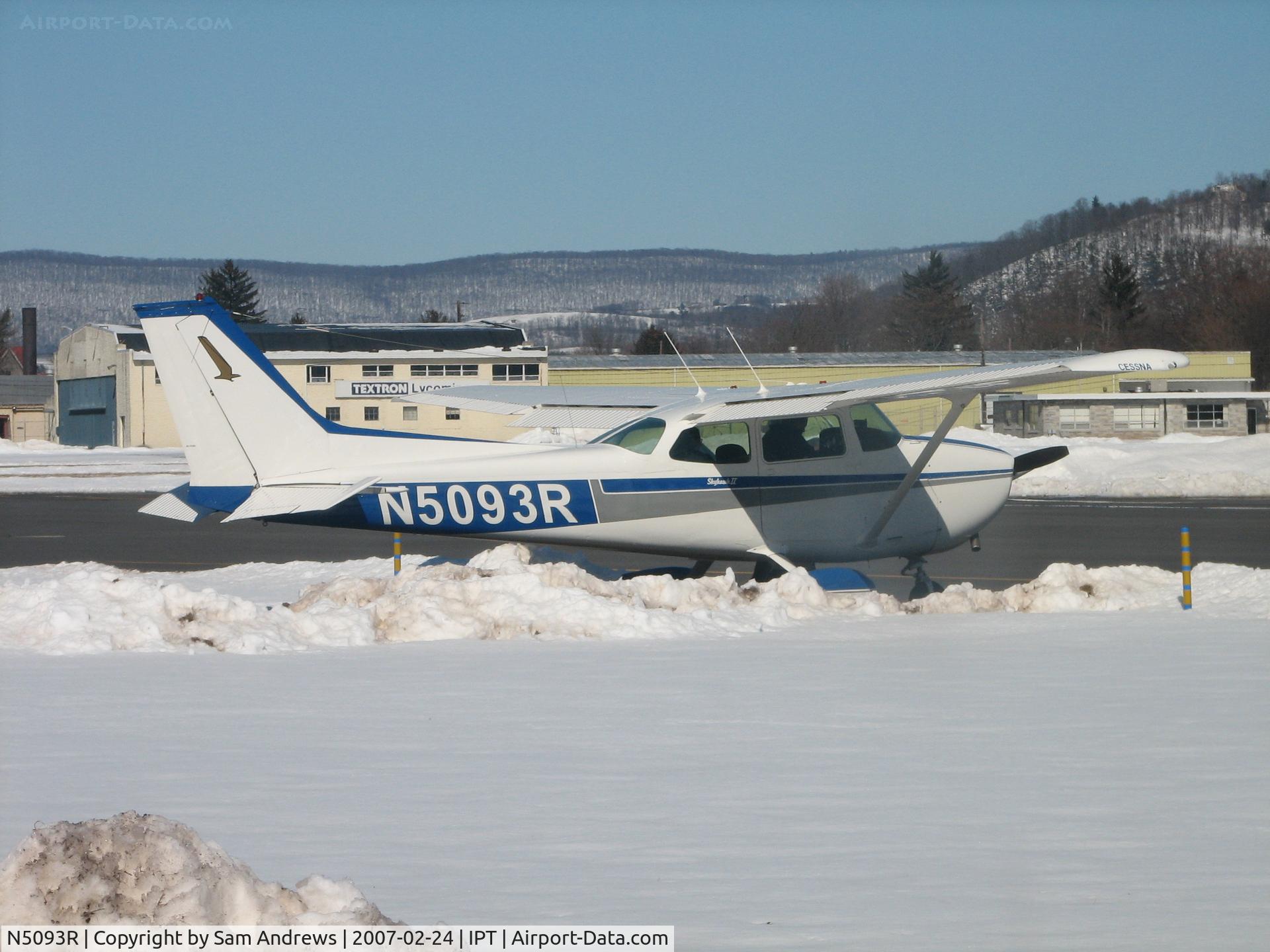N5093R, 1974 Cessna 172M C/N 17263331, Getting ready for a nice winters day flight.  Turned out he had an electrical glitch and had to come back.  You should have heard the conversation with the tower.