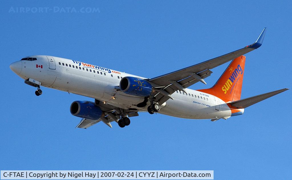C-FTAE, 2001 Boeing 737-8Q8 C/N 30637, Sunwing - Landing on 06L.