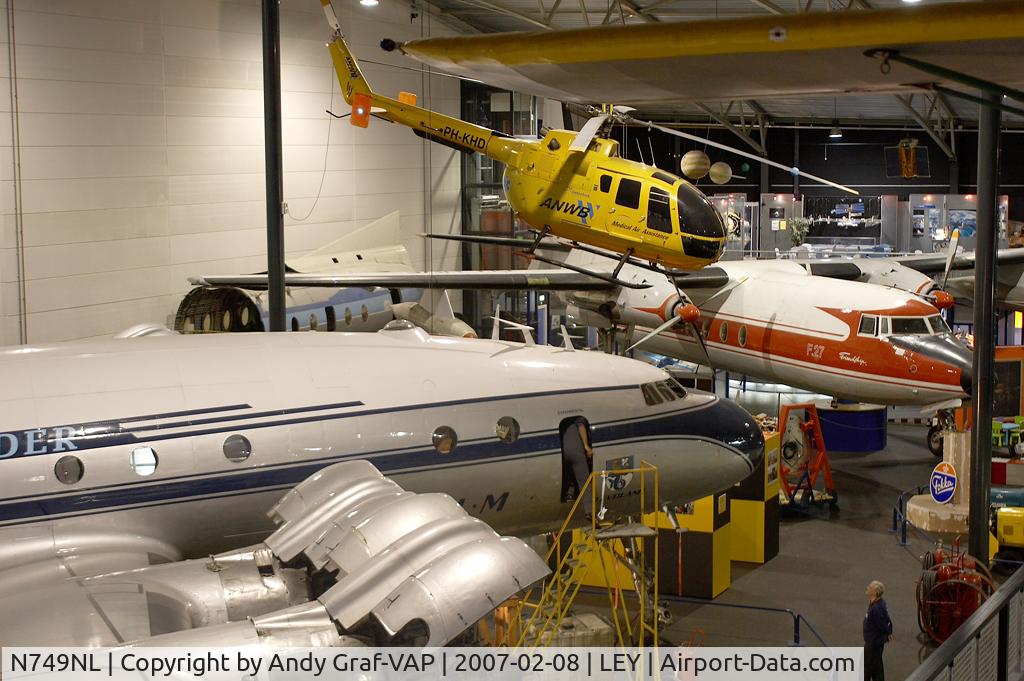 N749NL, 1949 Lockheed L-749-79 Constellation C/N 2604, Overview of the museum hall.