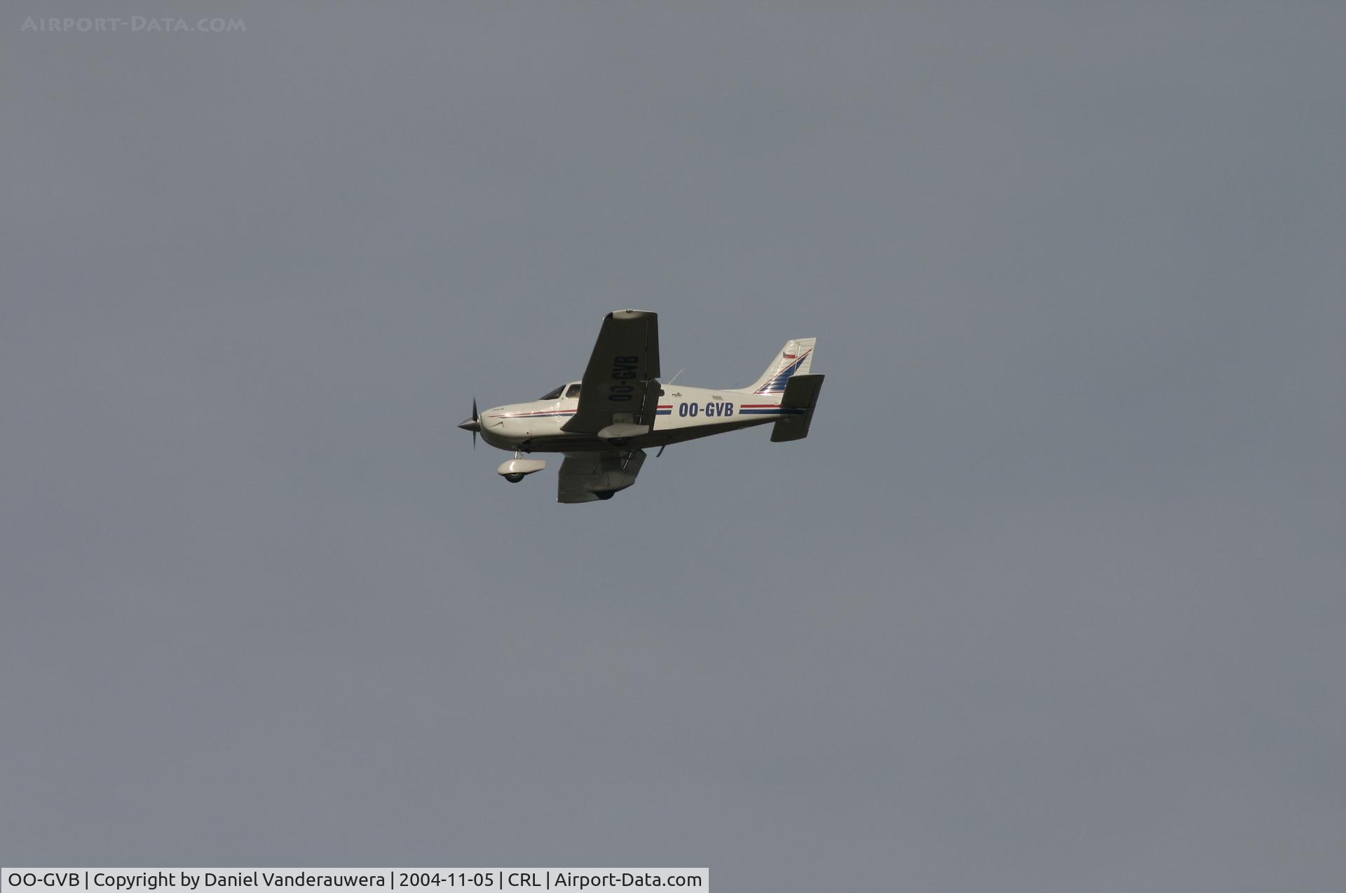 OO-GVB, 2001 Piper PA-28-181 C/N 2843423, descending to rwy 25