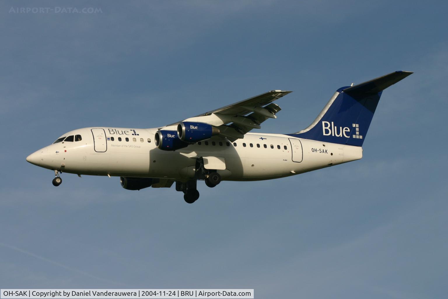 OH-SAK, 2001 BAE Systems Avro 146-RJ85 C/N E.2389, arrival of flight KF805 to rwy 25L