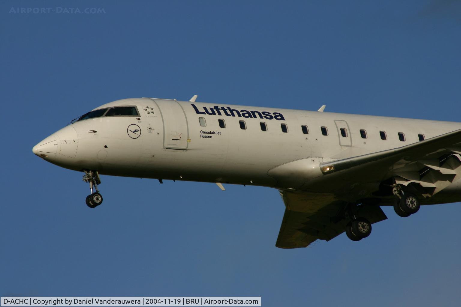 D-ACHC, 2000 Canadair CRJ-200LR (CL-600-2B19) C/N 7394, flight LH4642 is descending to rwy 25L
