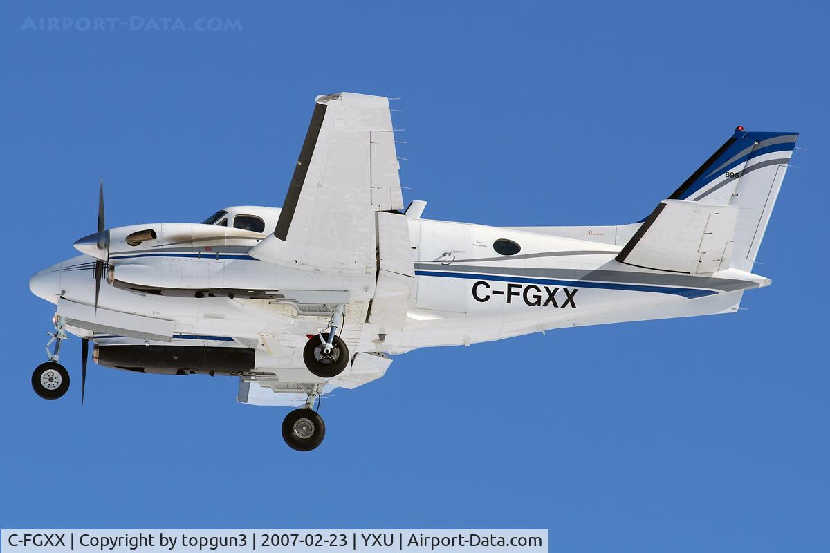 C-FGXX, 1987 Beech C90A King Air C/N LJ-1151, Short final for RWY33.