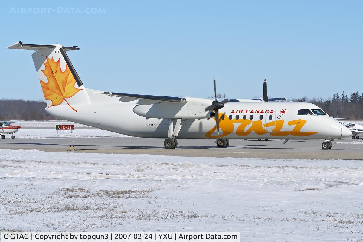 C-GTAG, 1990 De Havilland Canada DHC-8-301 Dash 8 C/N 200, Taxiing on Golf