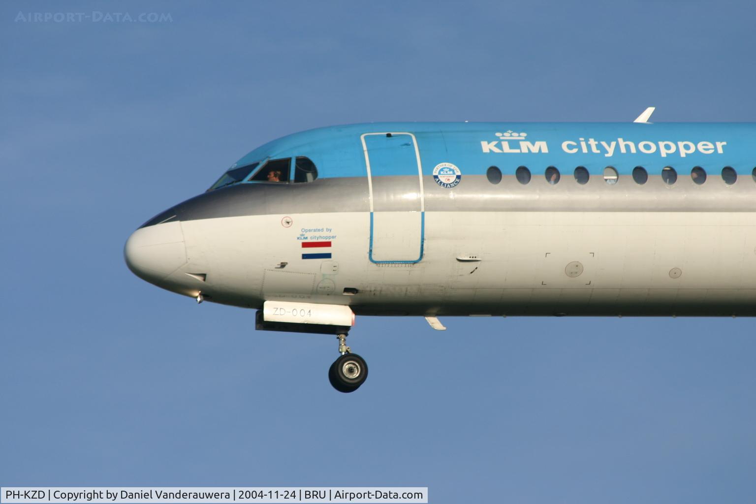 PH-KZD, 1997 Fokker 70 (F-28-0070) C/N 11582, flight KL1723 is descending to rwy 25L