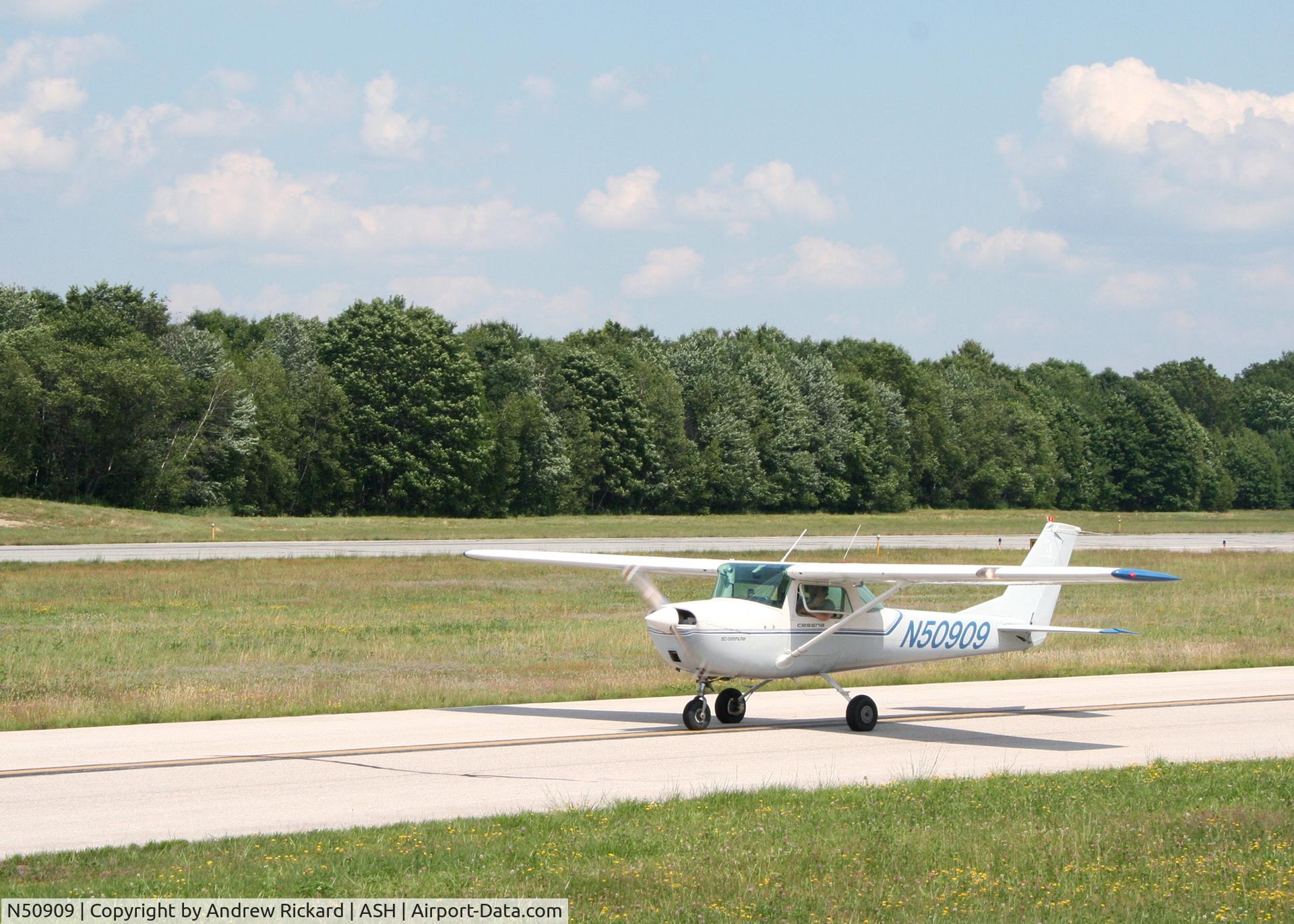N50909, 1968 Cessna 150J C/N 15069634, 909 Taxiing back to parking