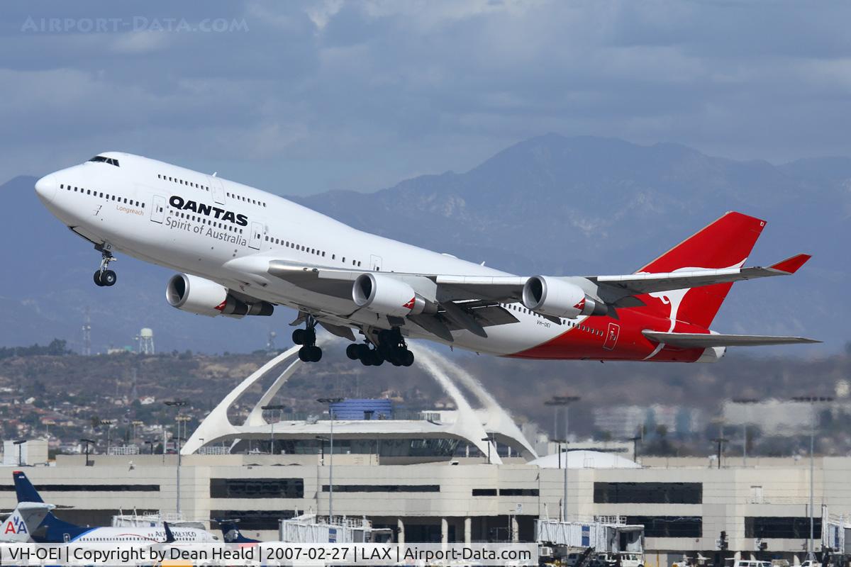 VH-OEI, 2003 Boeing 747-438/ER C/N 32913, Qantas VH-OEI (FLT QFA8) climbing out from RWY 25R enroute to Sydney Int'l (YSSY).