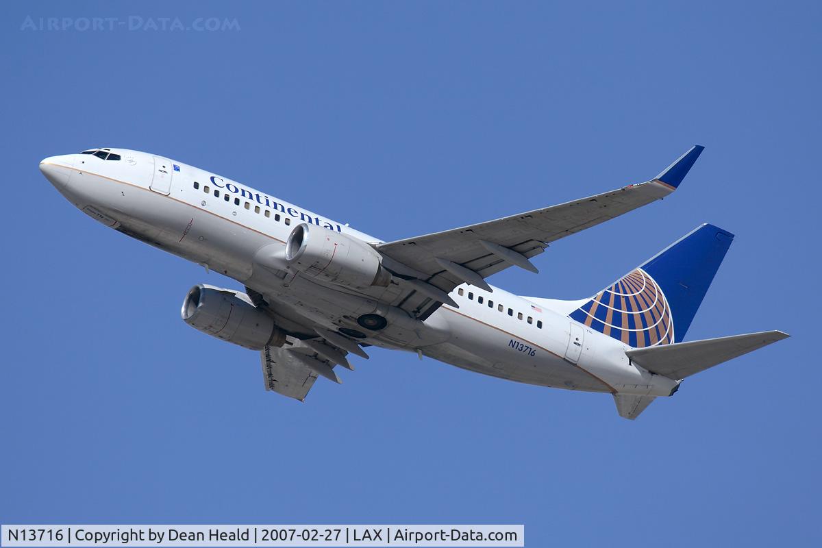 N13716, 1998 Boeing 737-724 C/N 28787, ContinentalAirlines N13716 (FLT COA694) climbing out from RWY 25R enroute to George Bush Intercontinental Houston Airport (KIAH).