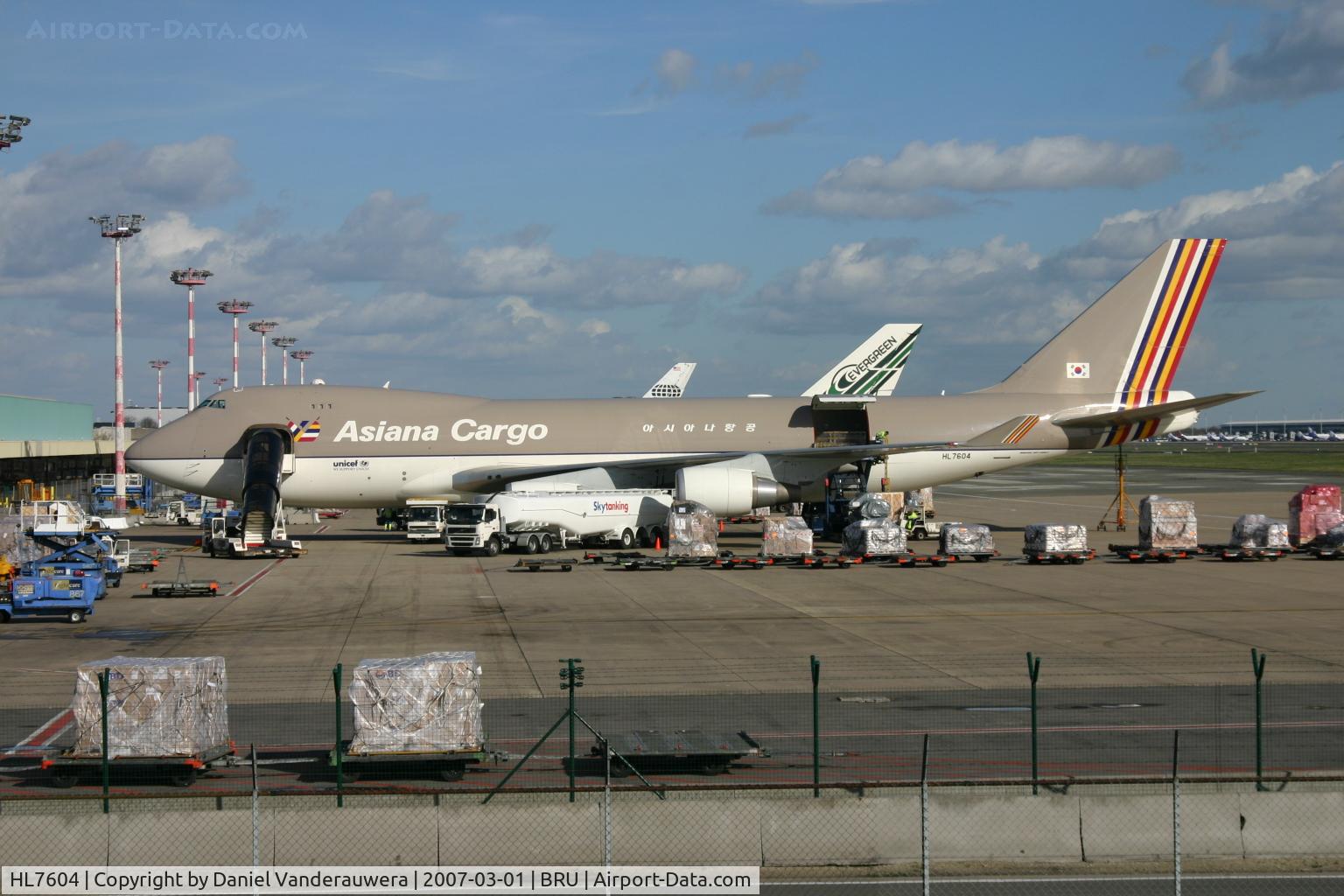 HL7604, 2006 Boeing 747-48EF C/N 29907/1370, refueling and freight uploading