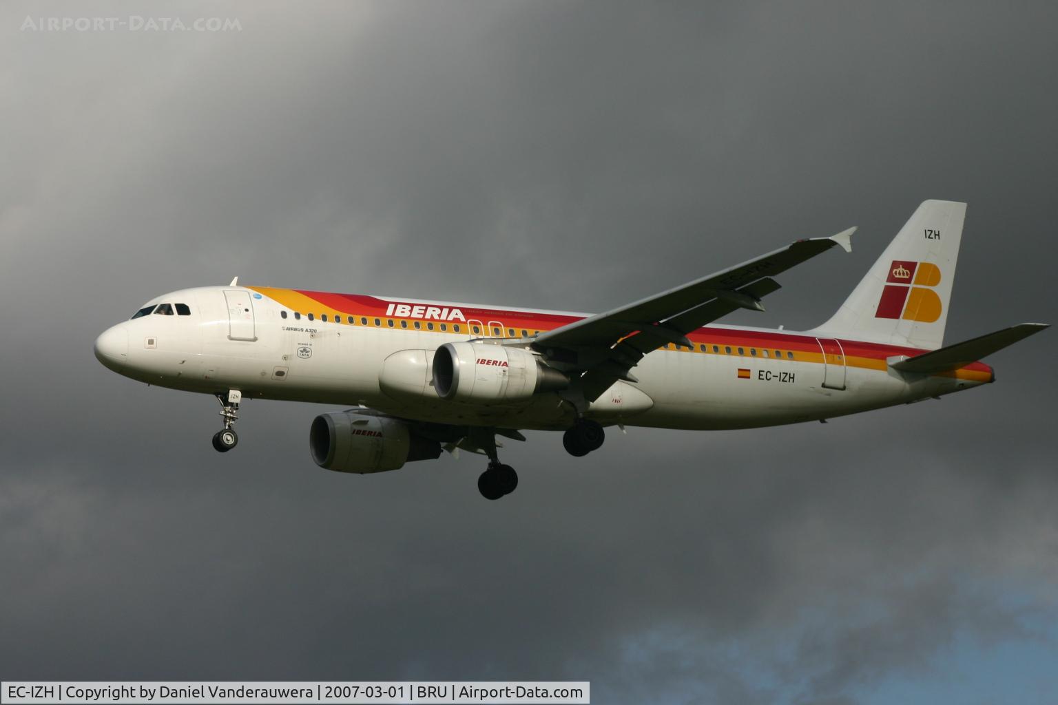 EC-IZH, 2004 Airbus A320-214 C/N 2225, descending to rwy 25L