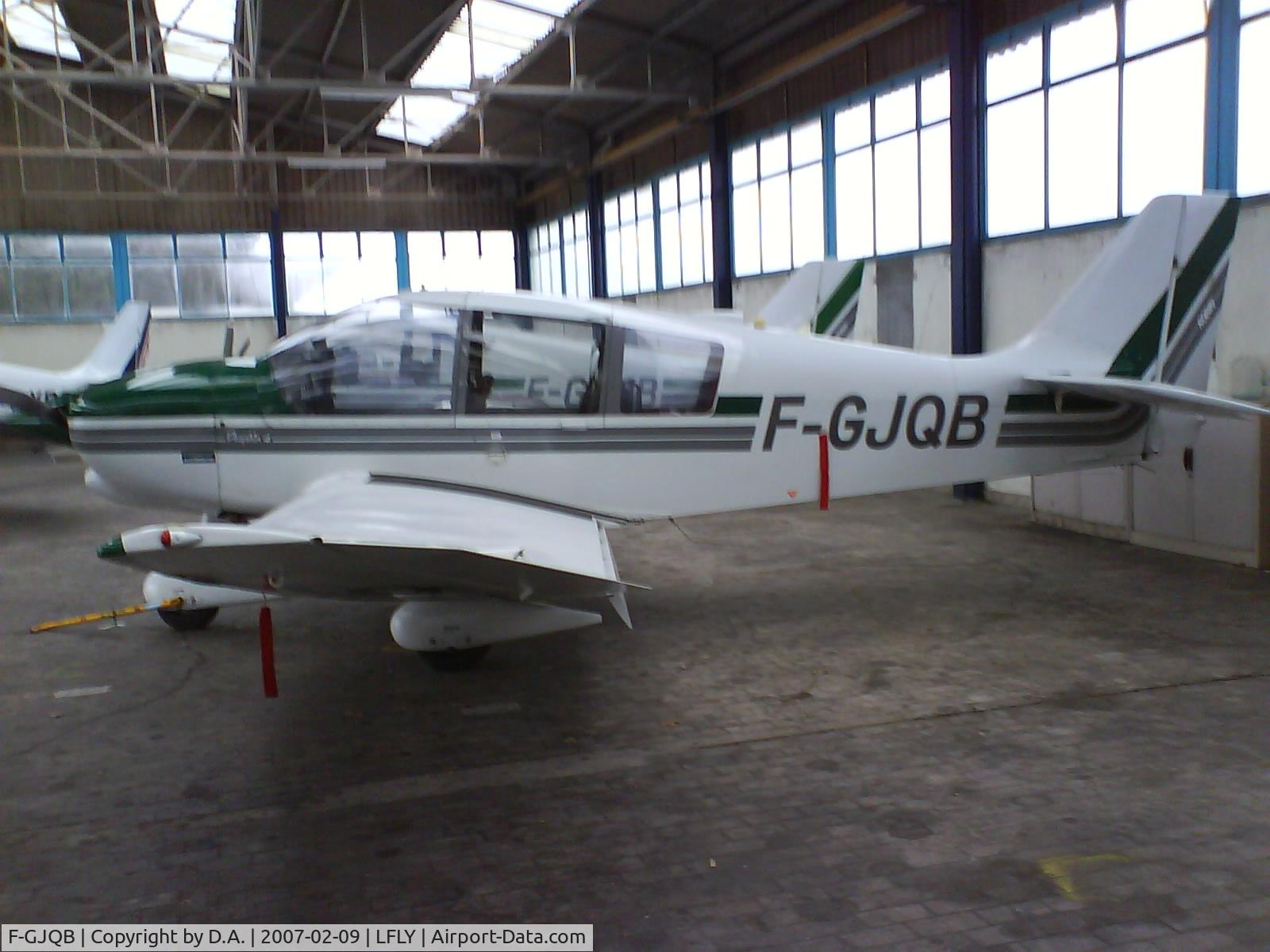 F-GJQB, 1991 Robin DR-400-140B Major C/N 1956, Dans son hangar