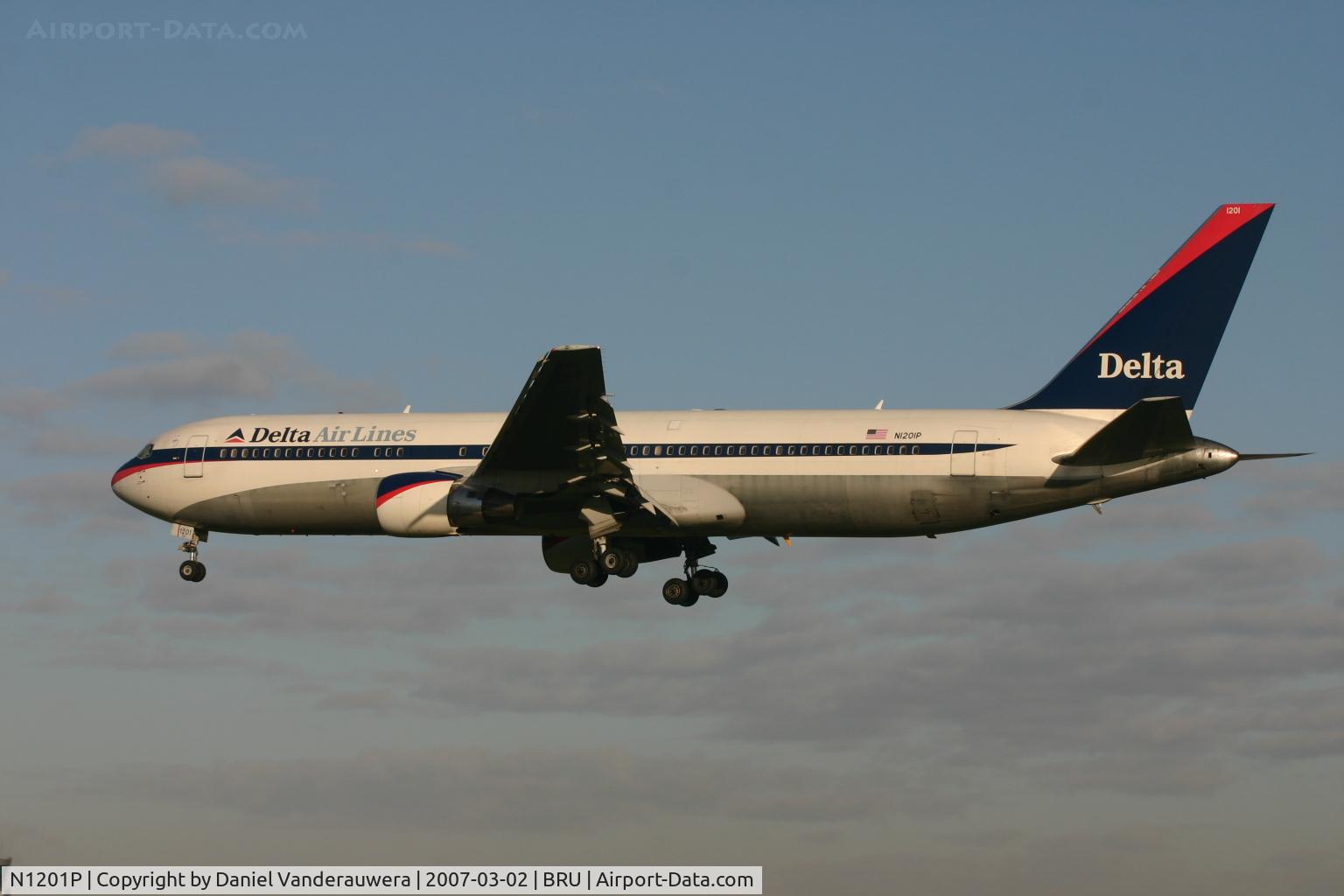 N1201P, 1998 Boeing 767-332 C/N 28458, shortly to touch rwy 25L