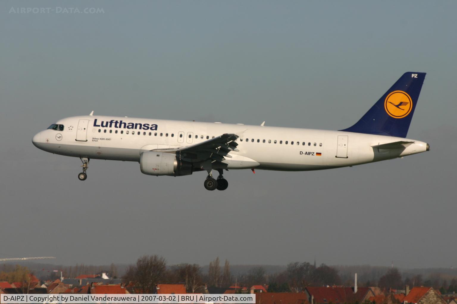 D-AIPZ, 1991 Airbus A320-211 C/N 162, flight LH4572 is descending to rwy 25L
