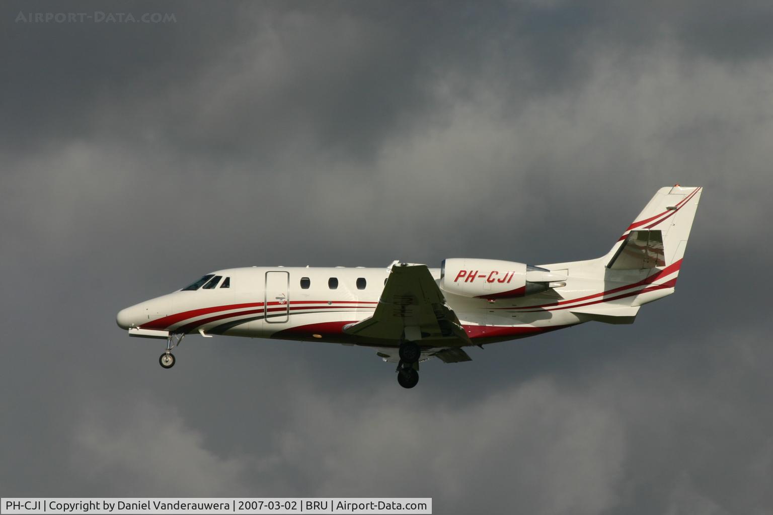 PH-CJI, Cessna 560XL Citation C/N 560-5128, descending to rwy 25L