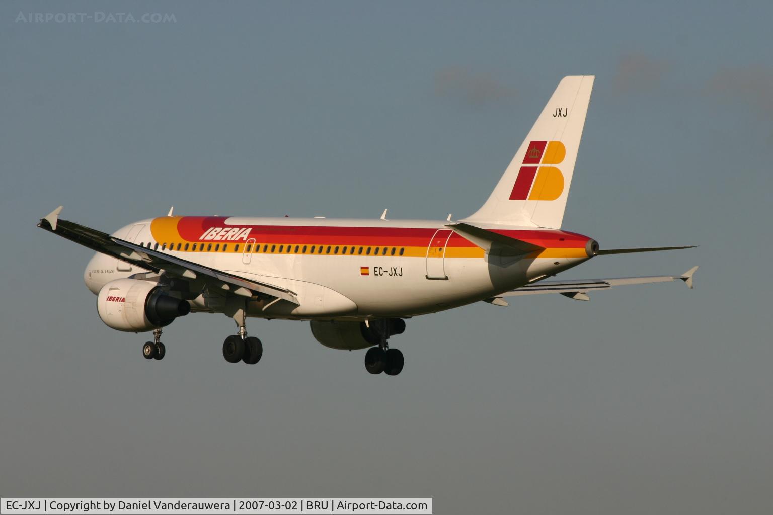 EC-JXJ, 2006 Airbus A319-111 C/N 2889, CIUDAD DE BAEZA  is descending to rwy 25L
