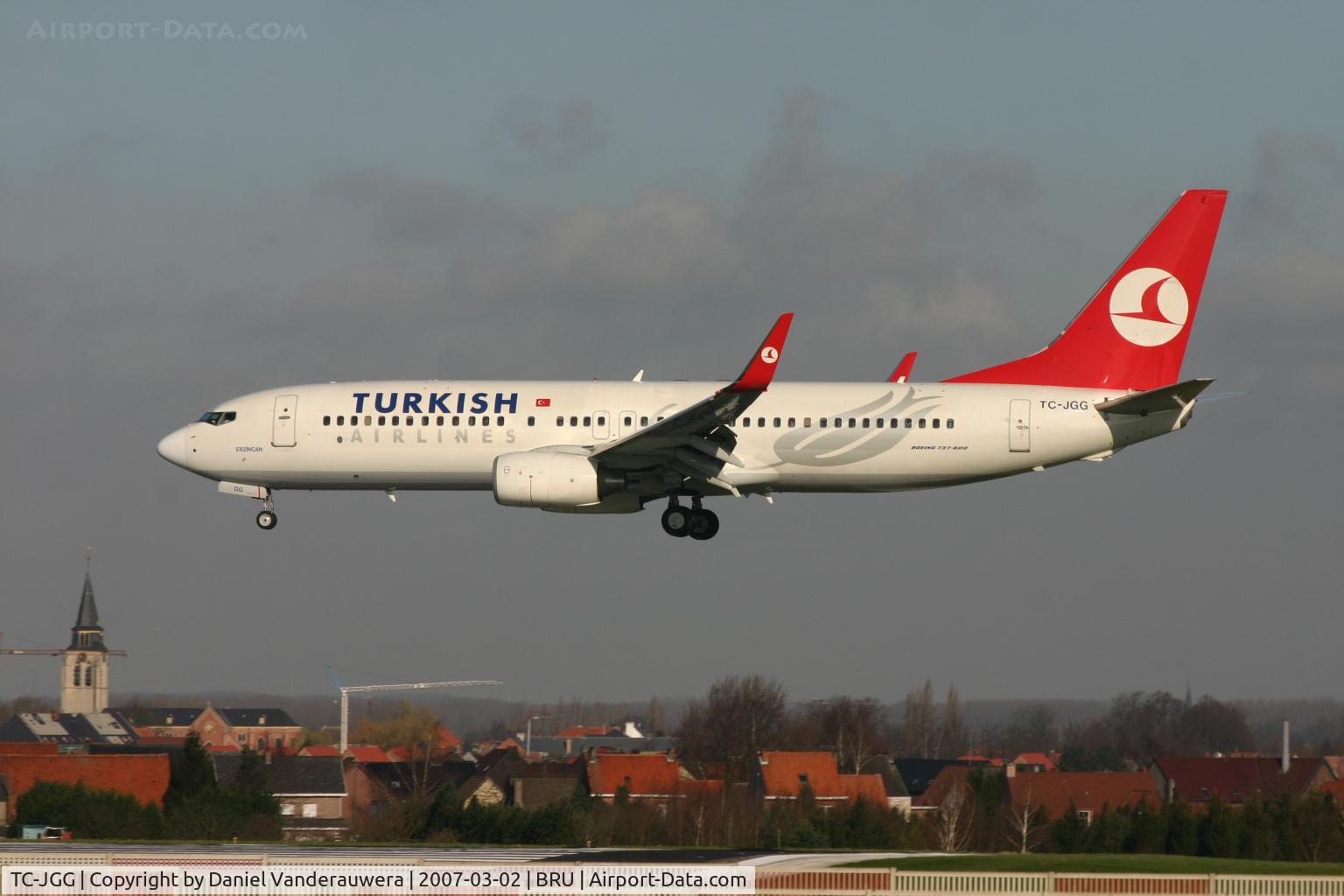 TC-JGG, 2005 Boeing 737-8F2 C/N 34405, shortly to land on rwy 25L