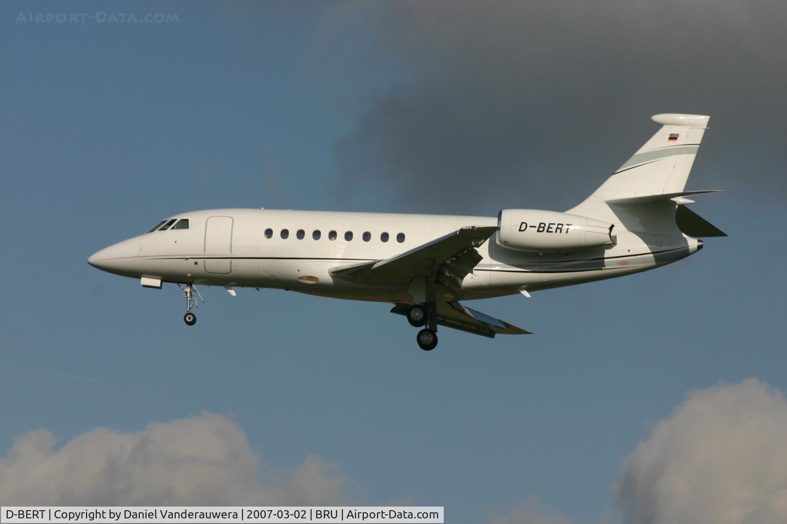 D-BERT, 2004 Dassault Falcon 2000EX C/N 30, descending to rwy 25L