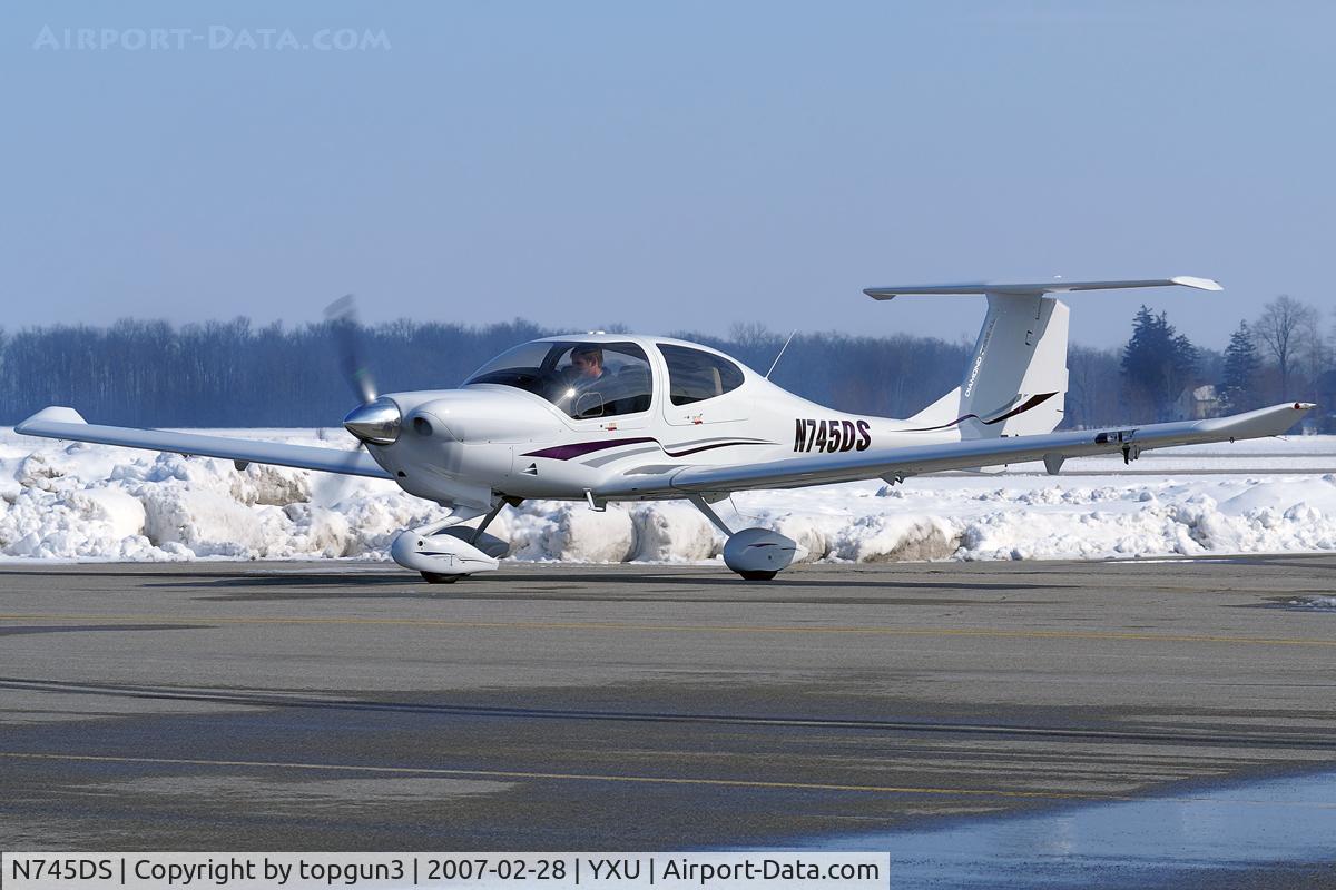 N745DS, 2007 Diamond DA-40 Diamond Star C/N 40.745, Parked in front of Katana Kafe.
