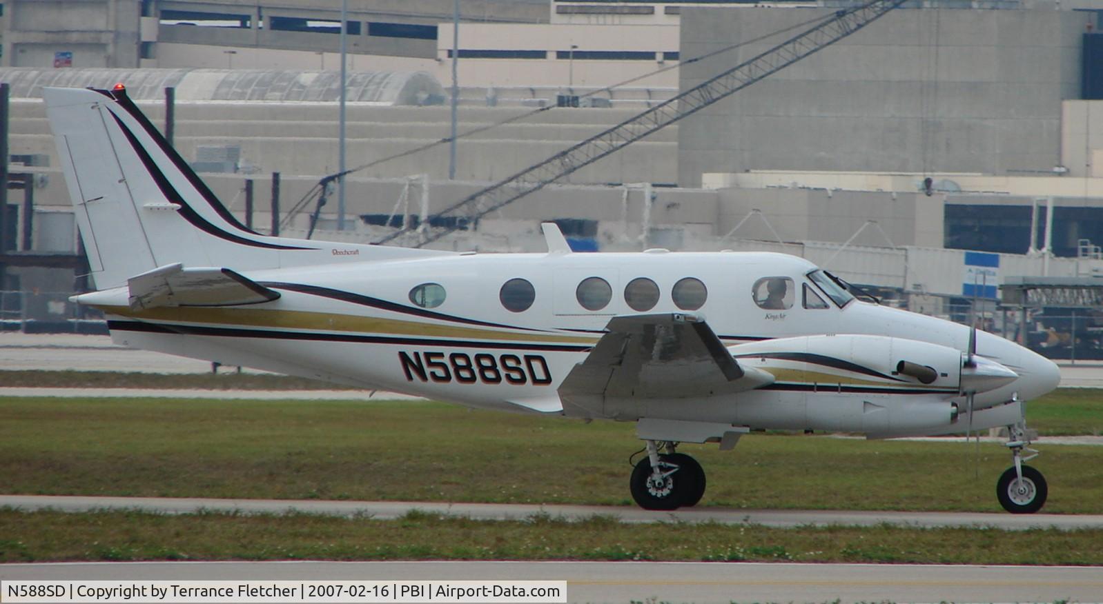 N588SD, 2002 Raytheon Aircraft Company C90A C/N LJ-1663, Beech C90A