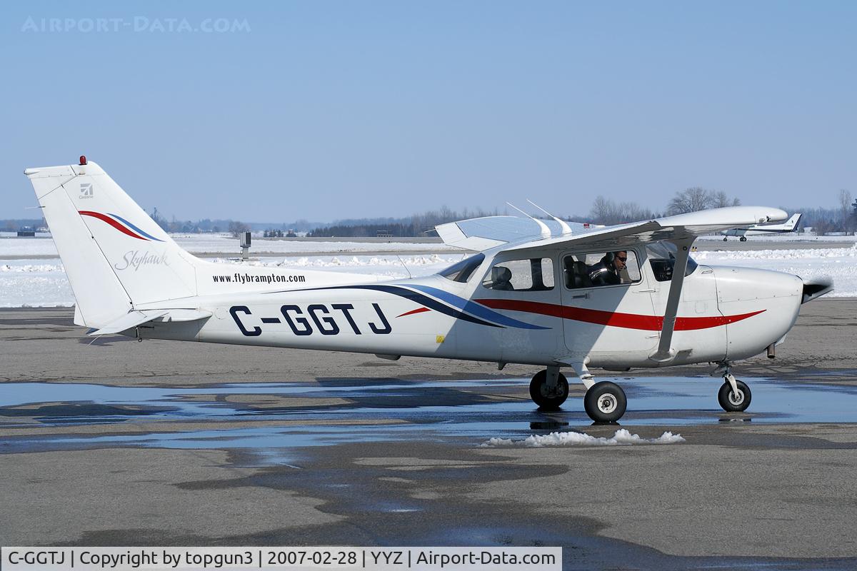 C-GGTJ, 2000 Cessna 172R C/N 17280934, Parked at Ramp III